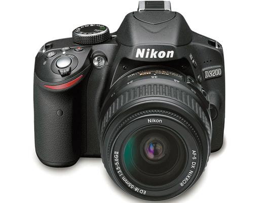 Фотоапарат Nikon D3200 kit 18-55mm ED II + чанта Nikon + карта SDHC 8GB